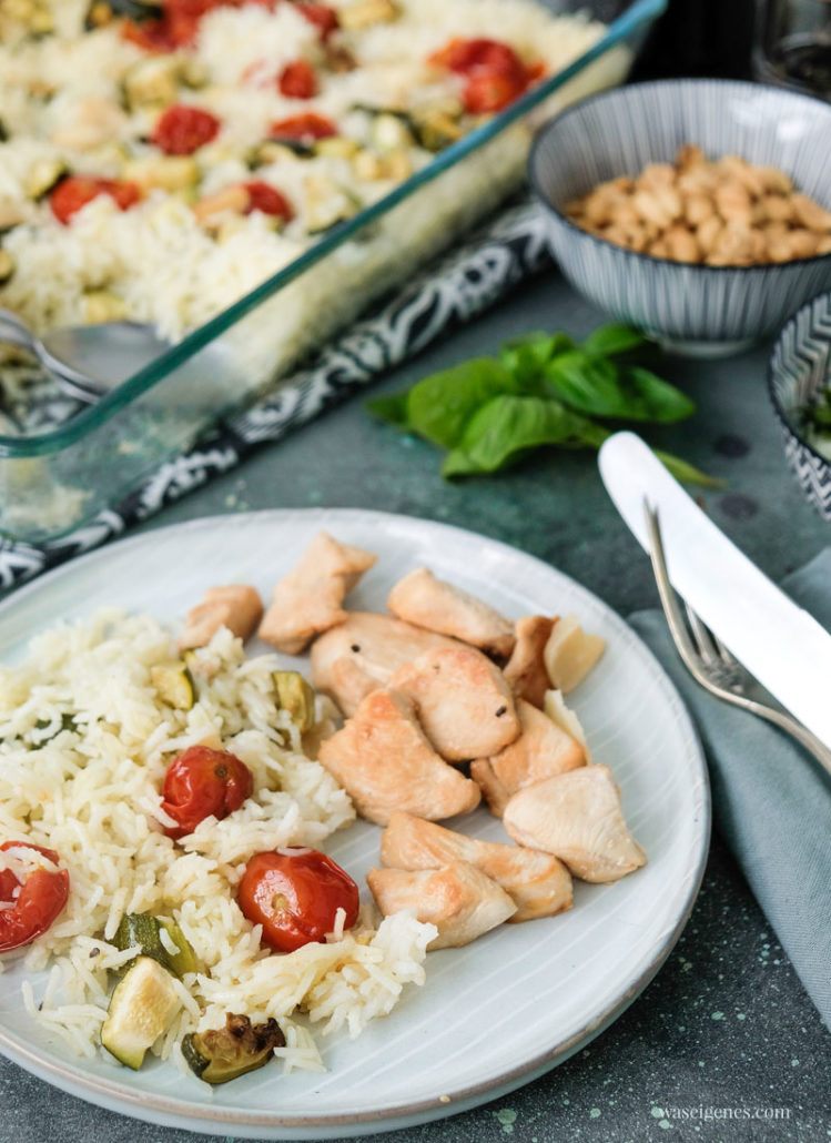 Gebackener Reis mit Kirschtomaten, Zucchini und Knoblauch.