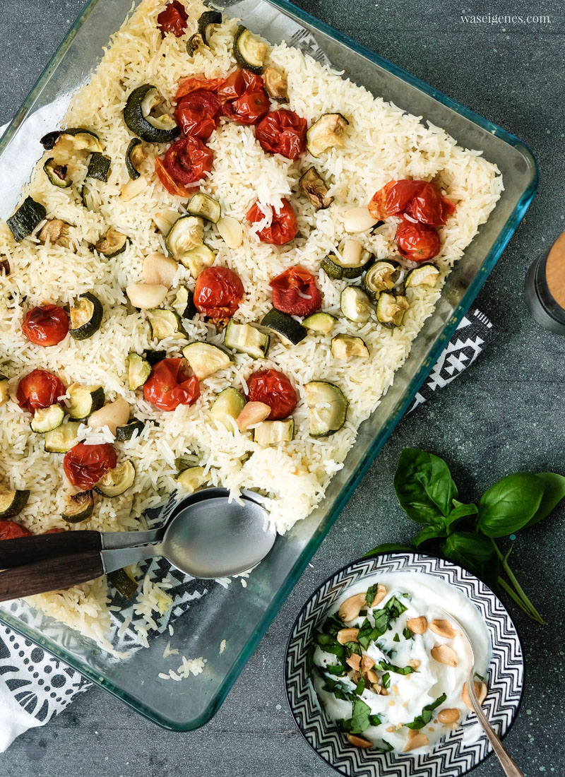 Gebackener Reis mit Kirschtomaten, Zucchini und Knoblauch.