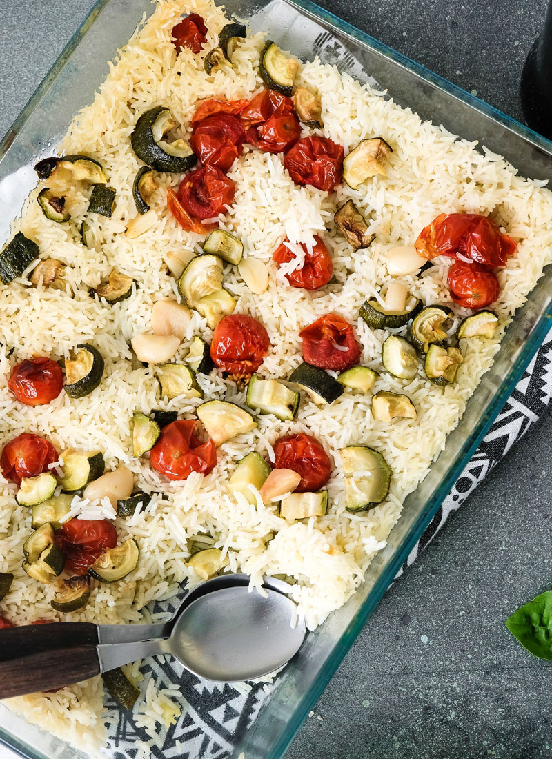 Gebackener Reis mit Kirschtomaten, Zucchini und Knoblauch. Gebackener Reis mit Kirschtomaten, Zucchini und Knoblauch.