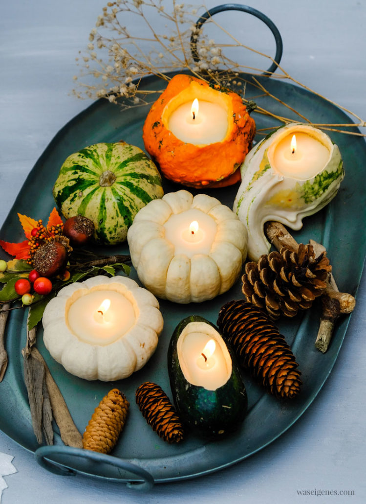 Herbst DIY: Kürbis Kerzen - Ausgehöhlte Zierkürbisse (Baby Boo), flüssiges Wachs, Kerzendocht | DIY Anleitung #KürbisKerzen #DIY | waseigenes.com