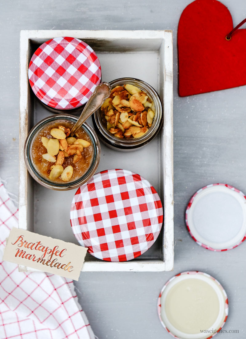 Rezept - Geschenk aus der Küche: Bratapfel Marmelade mit Marzipan und karamellisierten Mandeln, süßer Brotaufstrich, waseigenes.com