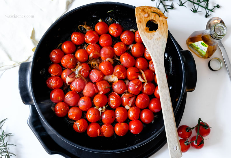 Rezept: Tomaten Tarte - Schritt für Schritt Anleitung. Honigtomaten in der feuerfesten Pfanne mit Zwiebeln und Rosmarin anbraten | waseigenes.com