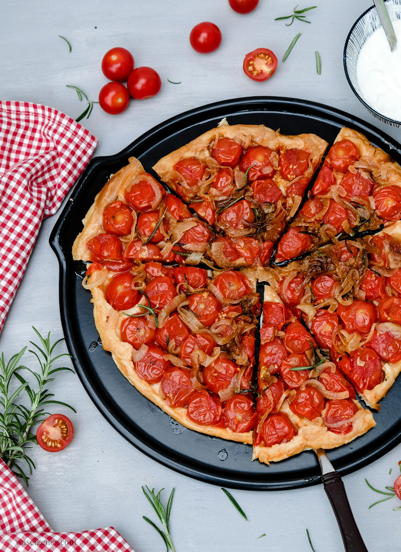 Rezept für eine köstliche Tomaten-Tarte mit Rosmarin.