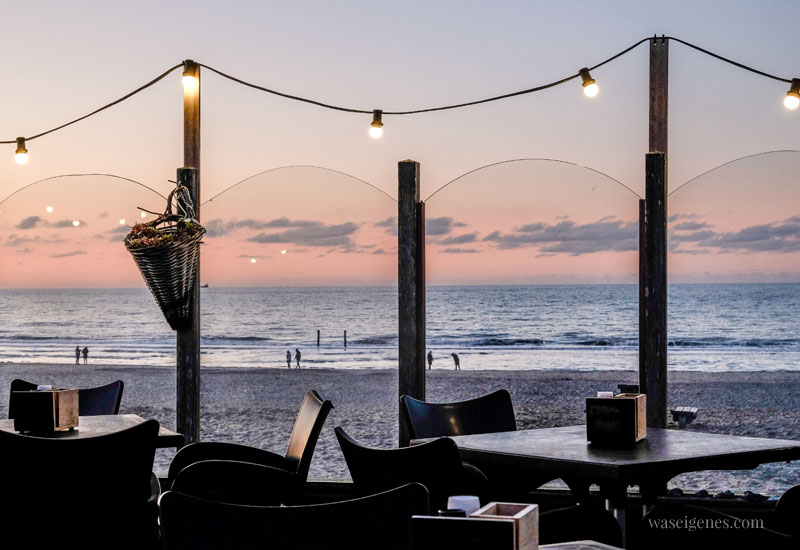 Urlaub in Holland - Domburg - Strandpaviljoen Noordduine (Schelpweg) bei Sonnenuntergang, waseigenes.com