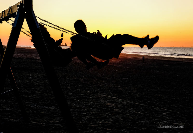 Familienurlaub in Holland - Strand in Domburg. Schaukel neben dem Strandpaviljoen Noordduine, waseigenes.com