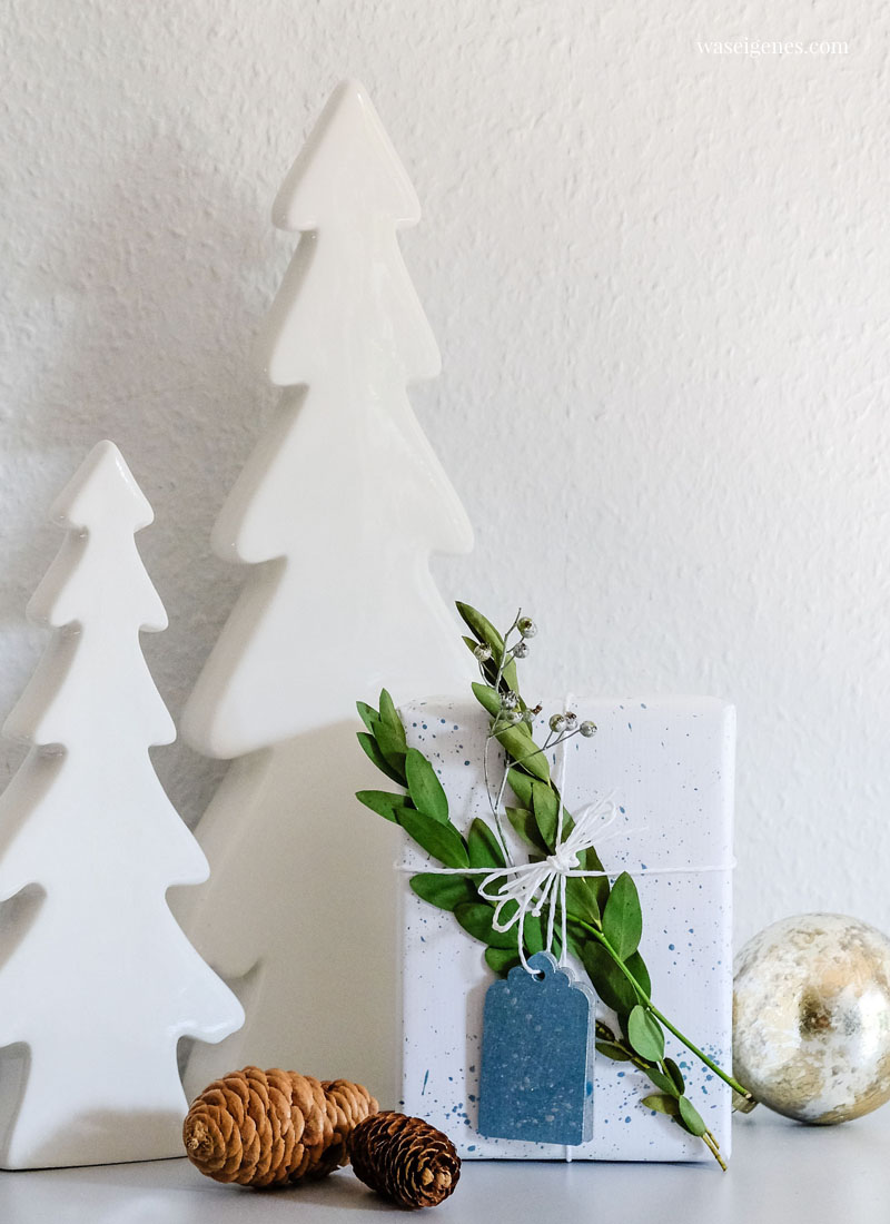 DIY Idee zu Weihnachten: Geschenke hübsch verpacken mit bemaltem und besprenkeltem Geschenkpapier und Geschenkanhänger aus Holz | waseigenes.com