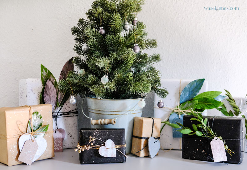 DIY Idee zu Weihnachten: Geschenke hübsch verpacken mit bemaltem und besprenkeltem Geschenkpapier und Geschenkanhänger aus Holz | waseigenes.com