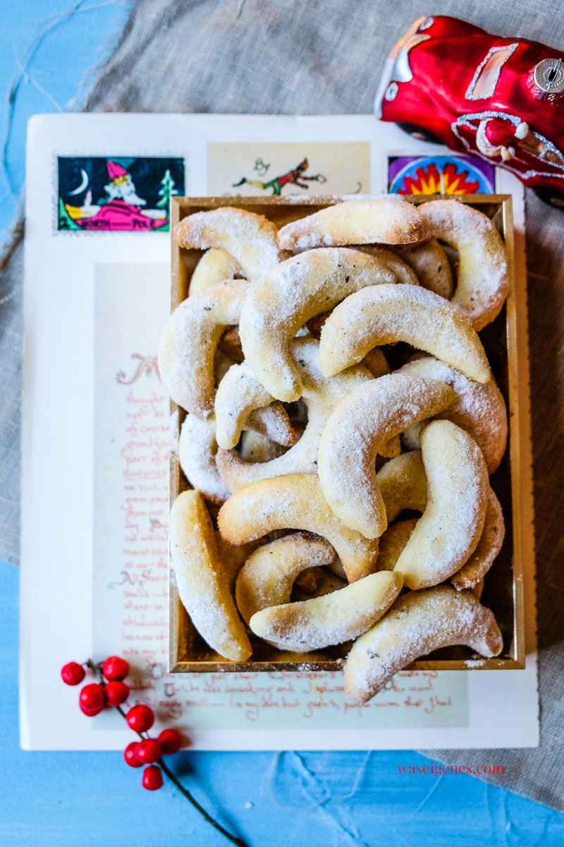 Vanillekipferl - Die dürfen auf dem Plätzchenteller nicht fehlen! Weihnachtsplätzchen Rezept für Vanillekipferl | waseigenes.com