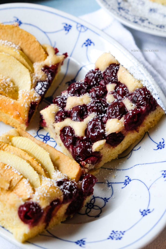 Obstkuchen vom Blech - belegt mit Schattenmorellen und Apfelschnitzen Obstkuchen vom Blech - belegt mit Schattenmorellen und Apfelschnitzen
