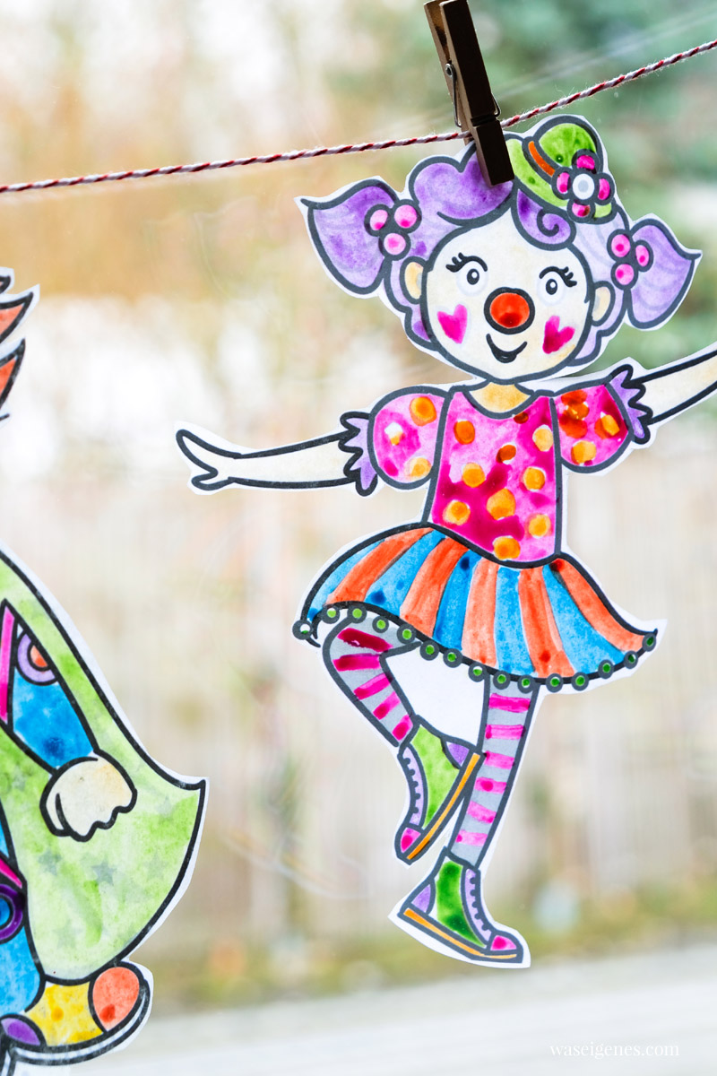DIY Fensterdeko zur 5. Jahreszeit: Fröhlich bunte Clowns (Malvorlagen) ausschneiden und an einer Kordel ins Fenster hängen | waseigenes.com