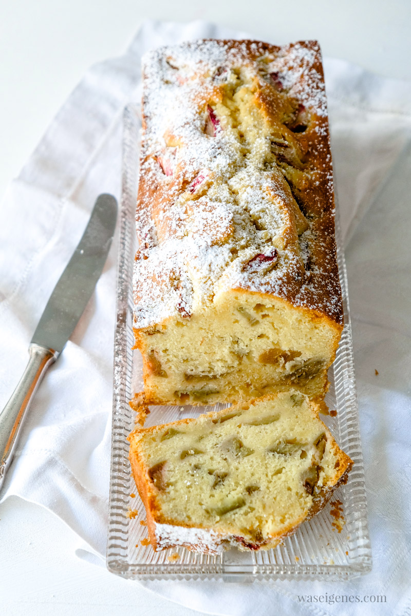 Leckerer Kastenkuchen - Rhabarberkuchen in der Kastenform gebacken mit griechischem Joghurt, waseigenes.com #we #waseigenes 