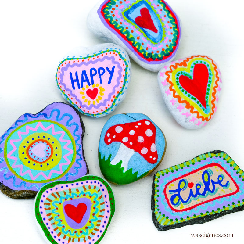 Bunte, bemalte Steine - Happy, Liebe, Herzen, Punkte. Ein toller DIY Trend und ein Zeichen der Gemeinschaft, waseigenes.com #waseigenes #SteineBemalen #paintedrocks 