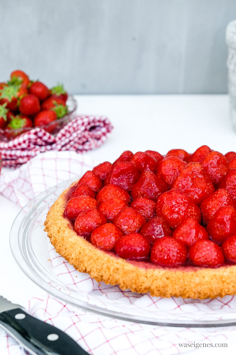 Rezept: Tortenboden belegt mit Erdbeeren, ein schnelles und bodenständiges Kuchenrezept | waseigenes.com #tortenboden #rezept #waseigenes #erdbeerkuchen
