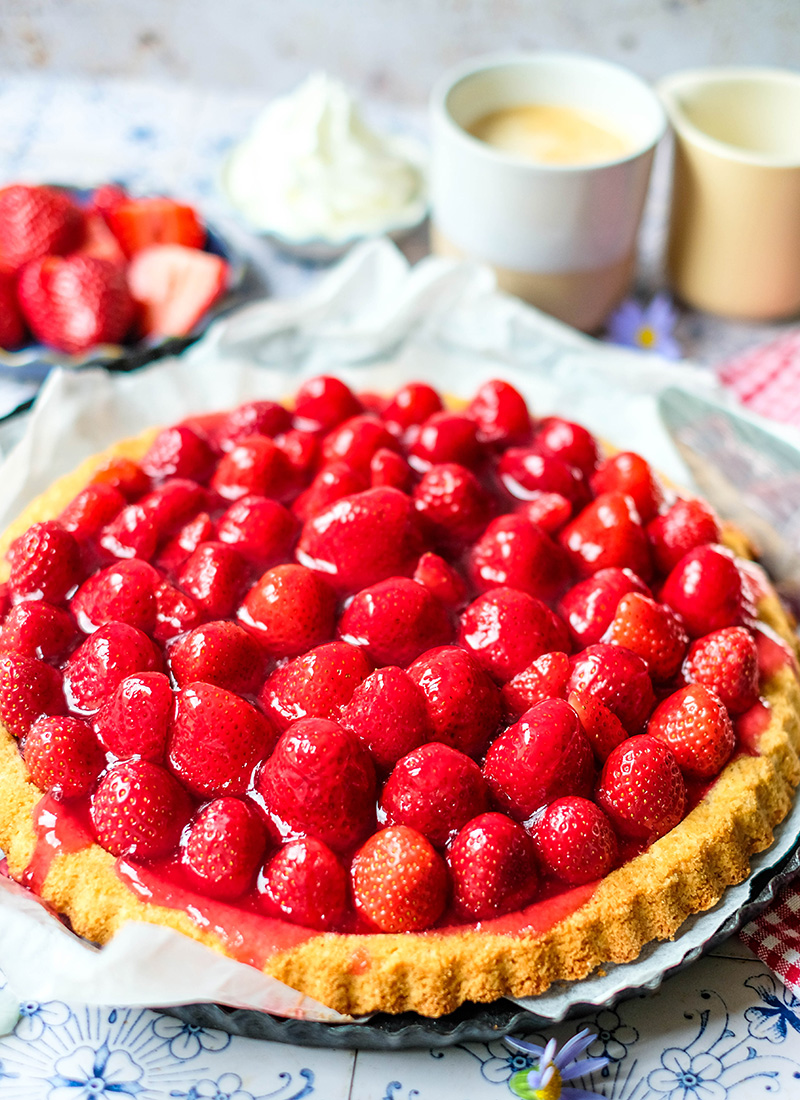 Rezept: Erdbeer Tortenboden. Ganz einfacher Mürbeteig belegt mit ganzen Erdbeeren, waseigenes.com