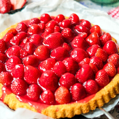 Rezept: Erdbeer Tortenboden. Ganz einfacher Mürbeteig belegt mit ganzen Erdbeeren, waseigenes.com