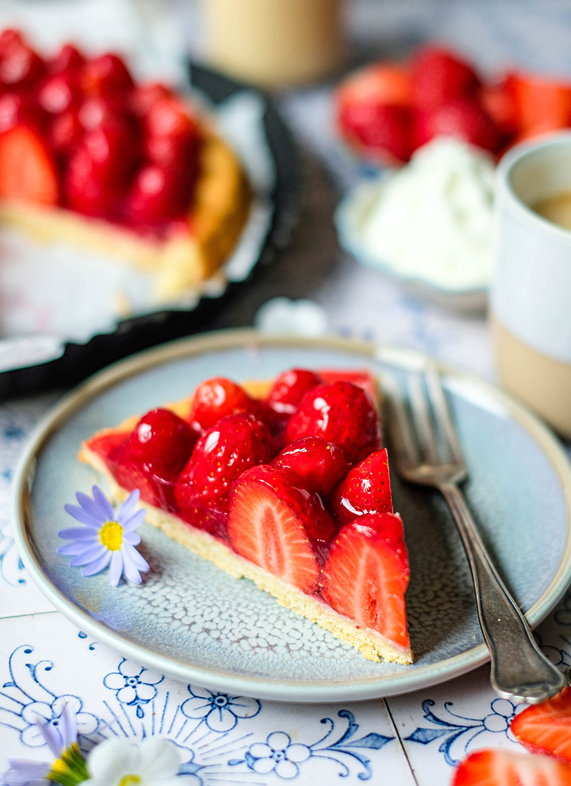 Rezept: Erdbeer Tortenboden. Ganz einfacher Mürbeteig belegt mit ganzen Erdbeeren, waseigenes.com