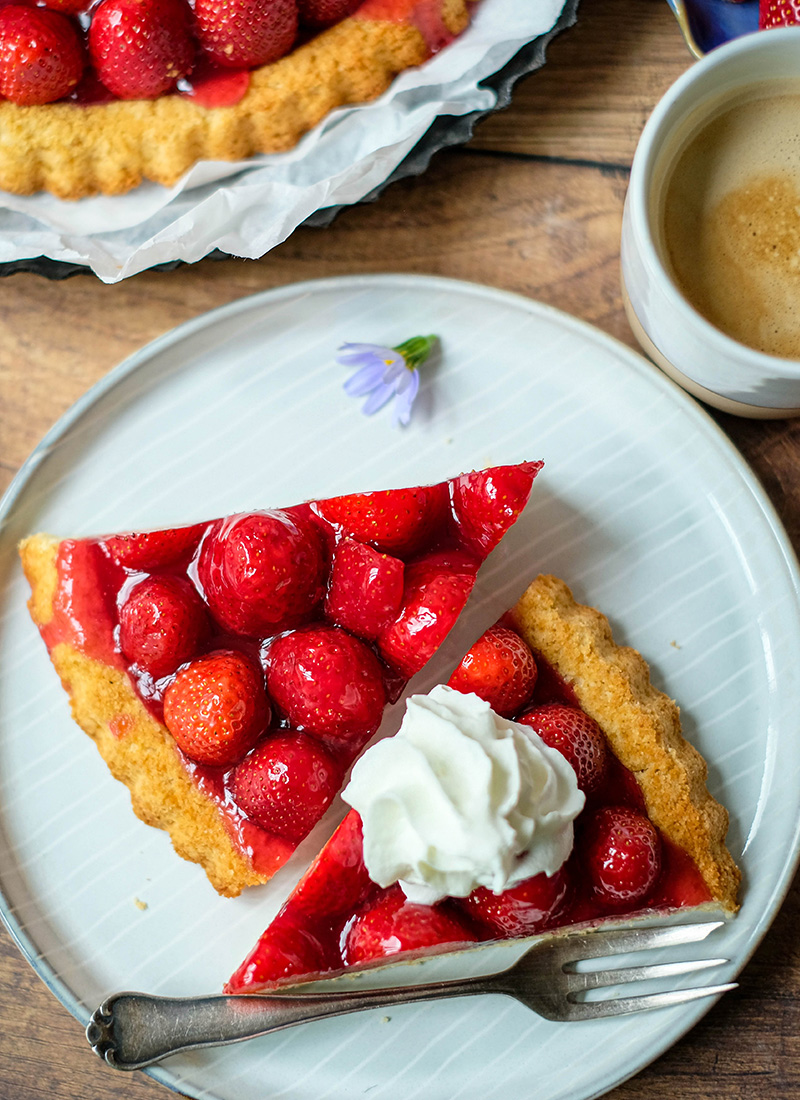 Rezept: Erdbeer Tortenboden. Ganz einfacher Mürbeteig belegt mit ganzen Erdbeeren, waseigenes.com