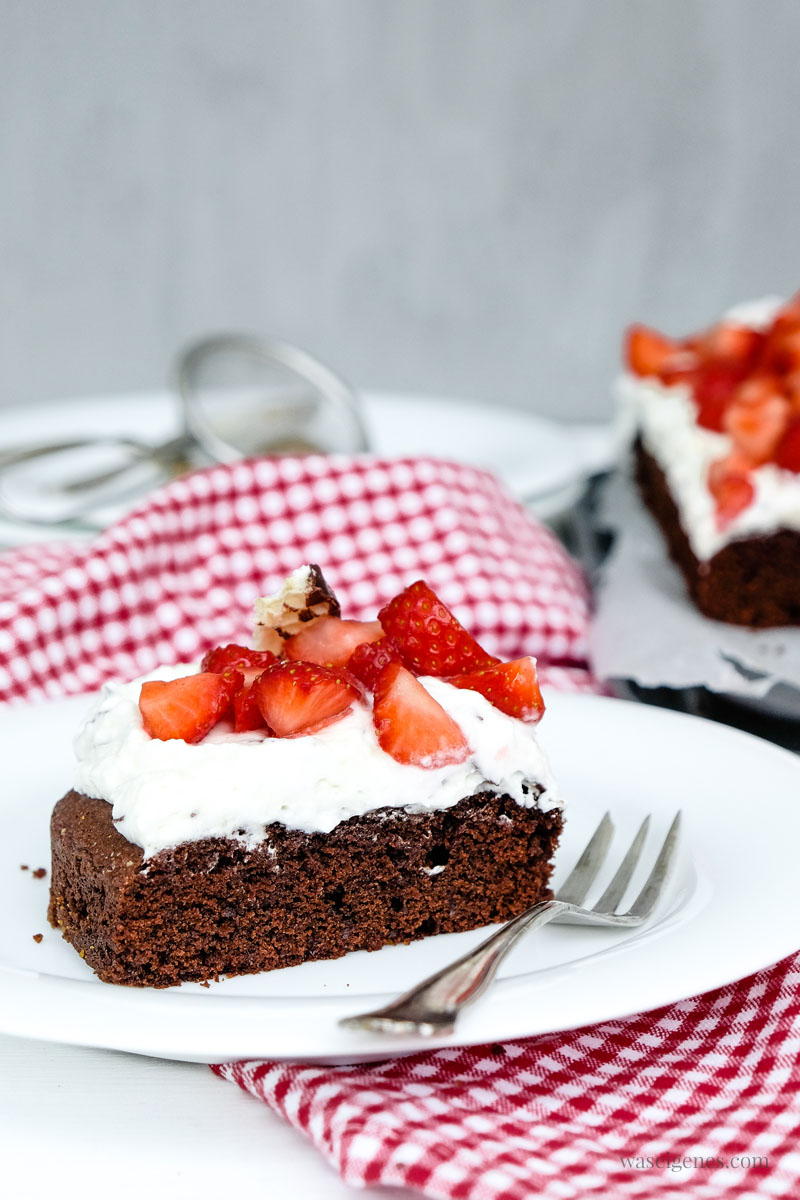 Rezept: Erdbeer-Schoko-Kuchen mit Schokokuss-Sahne | Fruchtig süßer Frühlingskuchen | waseigenes.com #waseigenes #erdbeerschokokuchen 