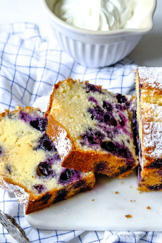 Ein schneller Kastenkuchen mit Blaubeeren und griechischem Joghurt | waseigenes.com #waseigenes #rezept #blaubeerkuchen