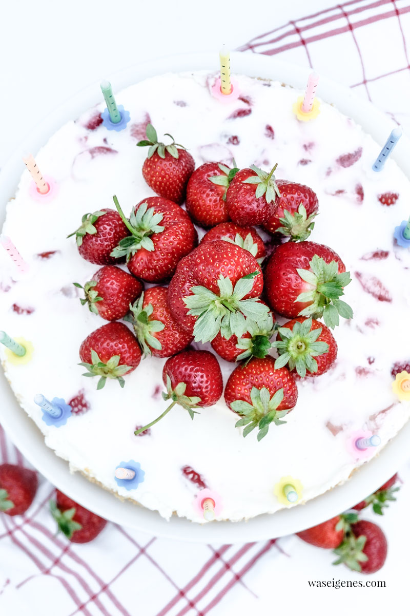 Rezept: Erdbeer-Biskuit-Torte mit 
Sahne-Quark-Creme | waseigenes.com #waseigenes #biskuittorte #erdbeertorte #erdbeerkuchen