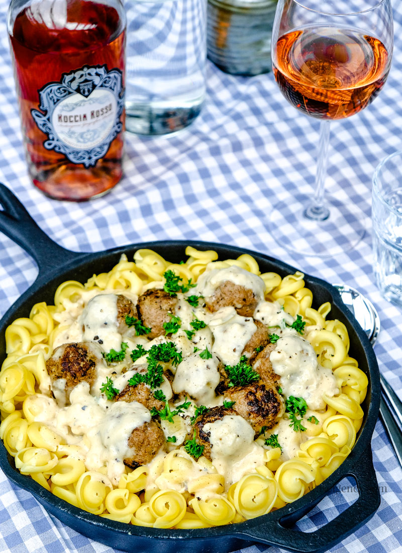 Rezept: Pasta mit Hackbällchen in cremiger Sauce | waseigenes.com #pasta #schnellundeinfach #rezept