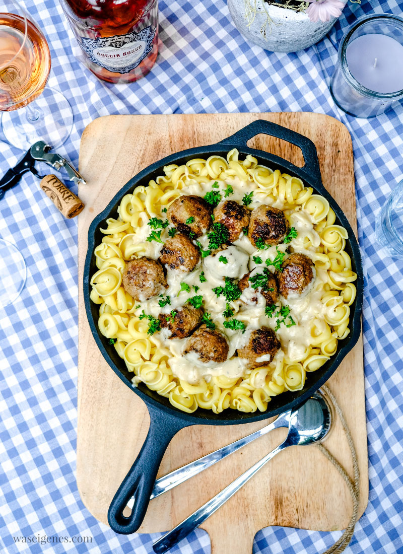 Eine Pfanne voller Glück: Pasta mit Hackbällchen in cremiger heller Sauce | waseigenes.com 