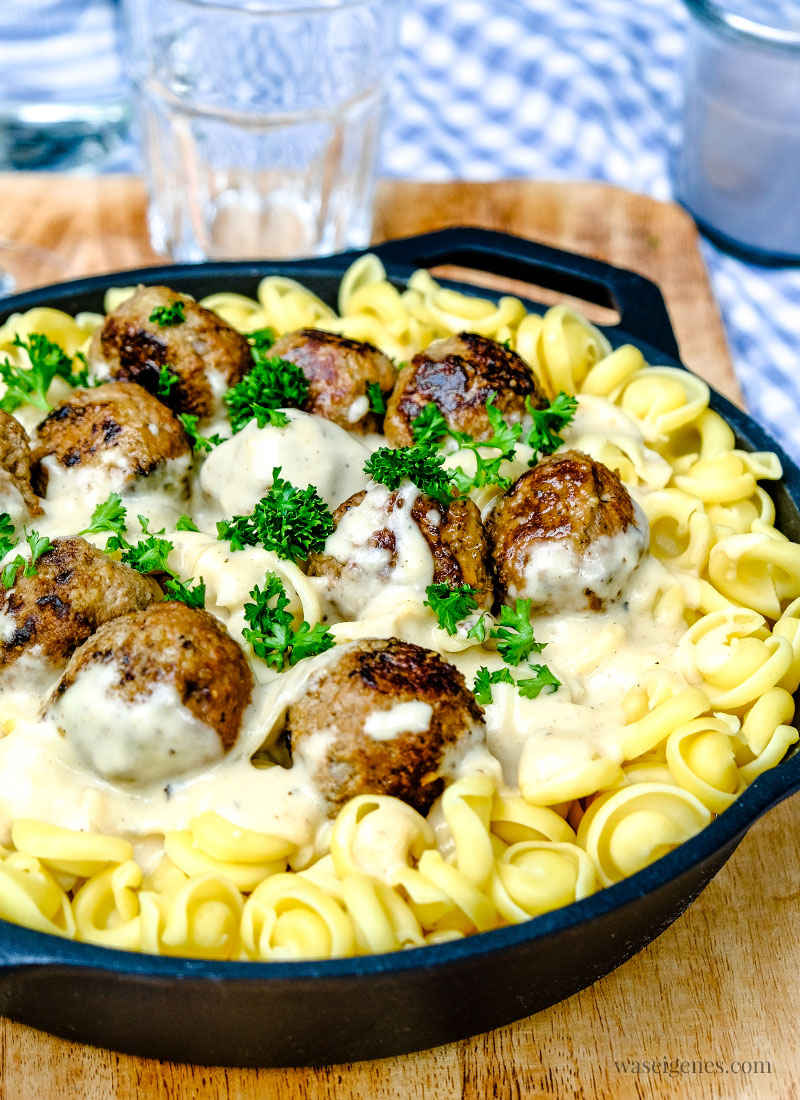 Rezept: Pasta mit Hackbällchen in cremiger Sauce | waseigenes.com #pasta #schnellundeinfach #rezept