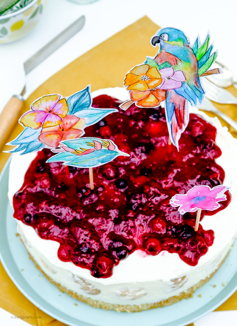 Rezept: Windbeuteltorte - fruchtige Sahne-Joghurt-Torte mit mini Windbeutel und Roter Grütze | waseigenes.com #waseigenes #windbeuteltorte