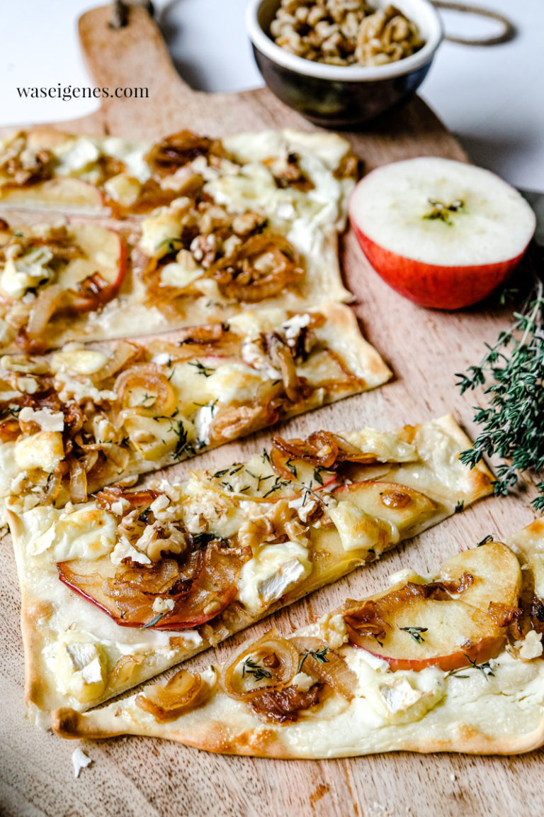 Flammkuchen mit Apfel, Brie, süßen Zwiebeln & Walnüssen Flammkuchen mit Apfel, Brie, süßen Zwiebeln & Walnüssen