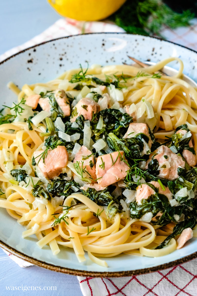 Rezept: Spaghetti mit Lachs und Spinat in Sahnesoße | waseigenes.com #Pasta #FixaufdemTisch 