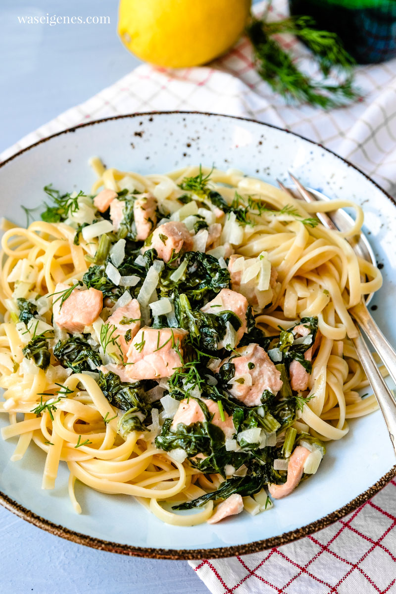 Rezept: Spaghetti mit Lachs und Spinat in Sahnesoße | waseigenes.com #Pasta #FixaufdemTisch 