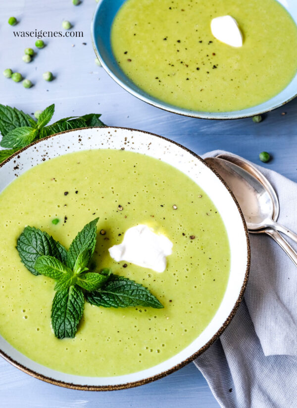 Fix auf dem Tisch: Feine Erbsensuppe mit einem Schuss Kokosmilch.