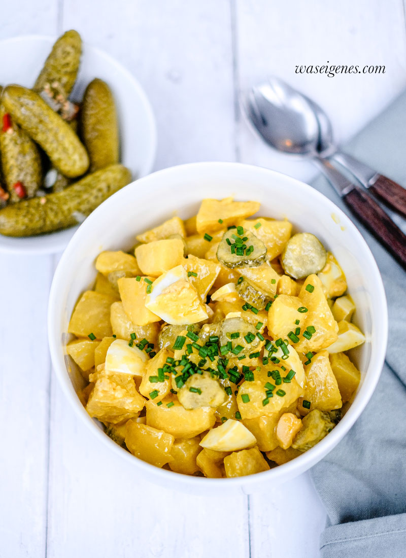 Kartoffelsalat mit Gürkchen und Ei und dazu 'ne Knackwurst | waseigenes.com | Was koche ich heute? Familienrezepte
