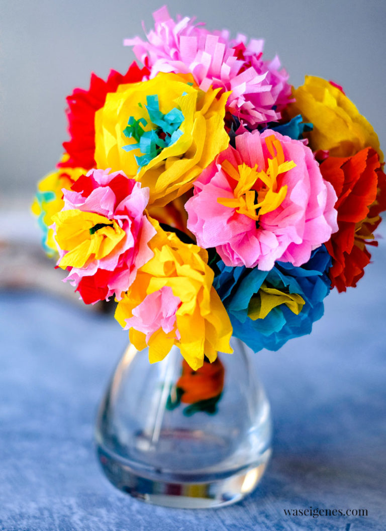 Papierblumen aus Krepppapier & Pfeifenreiniger basteln | waseigenes