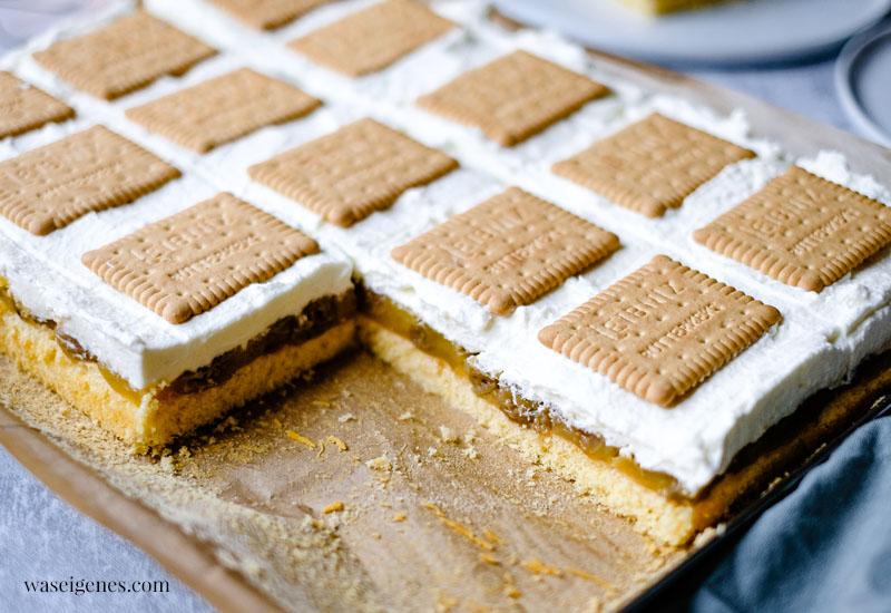 Stachelbeer-Blechkuchen mit Biskuitboden, Sahne &amp; Butterkeks