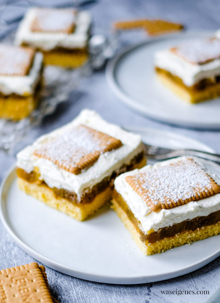 Stachelbeer-Blechkuchen mit Biskuitboden, Sahne &amp; Butterkeks