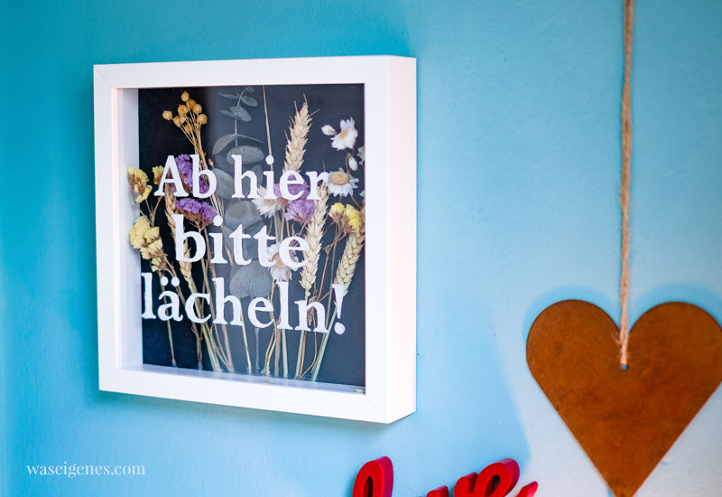 Bastelanleitung: DIY Bilderrahmen mit Schriftzug und Trockenblumen | Ab hier bitte lächeln! | waseigenes.com 