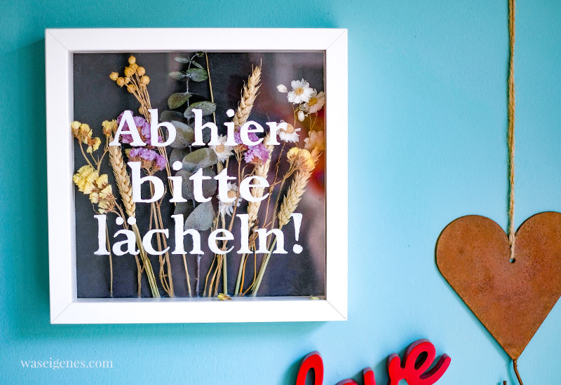 DIY Bilderrahmen mit Schriftzug und Trockenblumen | Ab hier bitte lächeln! | waseigenes.com 