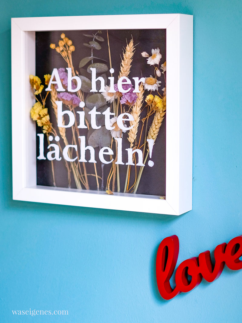 DIY Bilderrahmen mit Schriftzug und Trockenblumen | Ab hier bitte lächeln! | waseigenes.com 