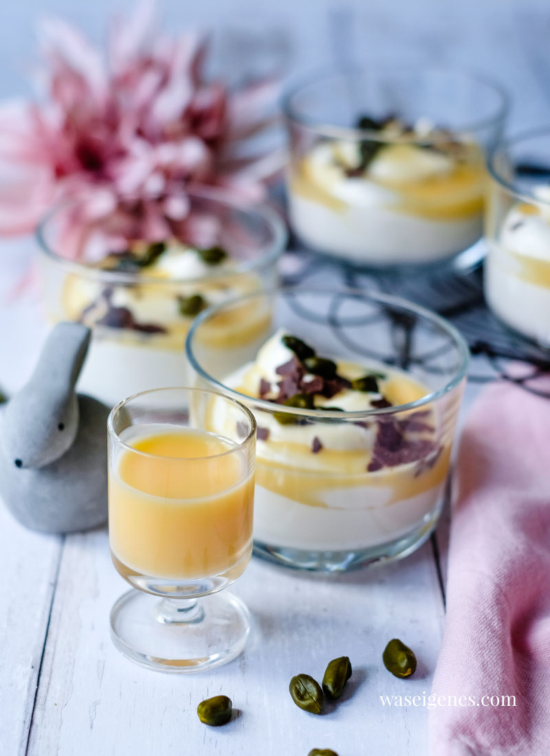 Rezept: Eierlikörcreme mit Raspelschokolade und Pistazien | Schnelles und einfaches Dessert für die Osterfeiertage | waseigenes.com