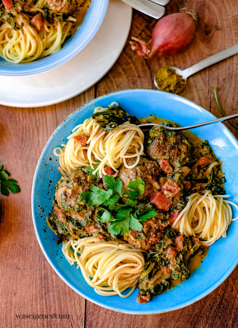 Rezept: Fleischbällchen in Kokos-Curry-Soße mit Blattspinat und Spaghetti | waseigenes.com | Was koche ich heute? 