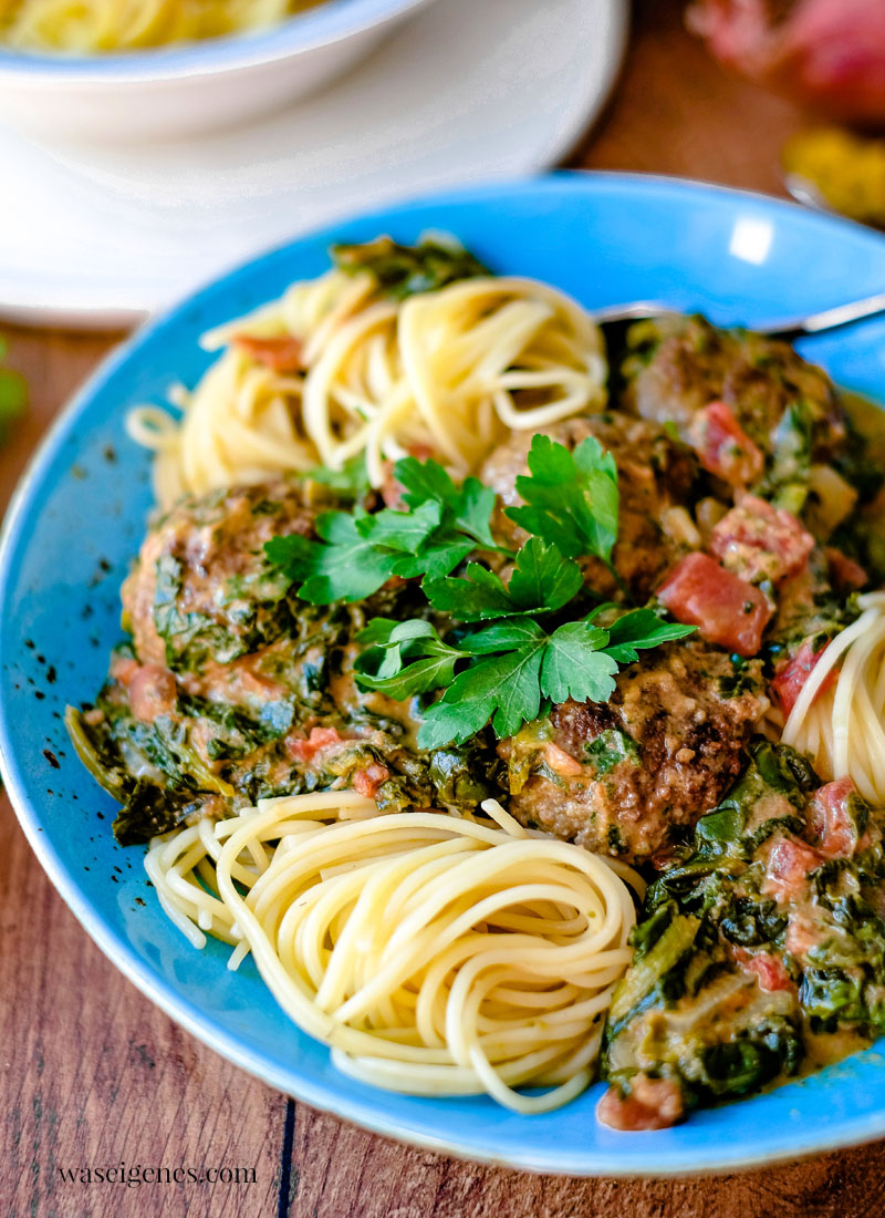 Rezept: Fleischbällchen in Kokos-Curry-Soße mit Blattspinat und Spaghetti | waseigenes.com | Was koche ich heute? 