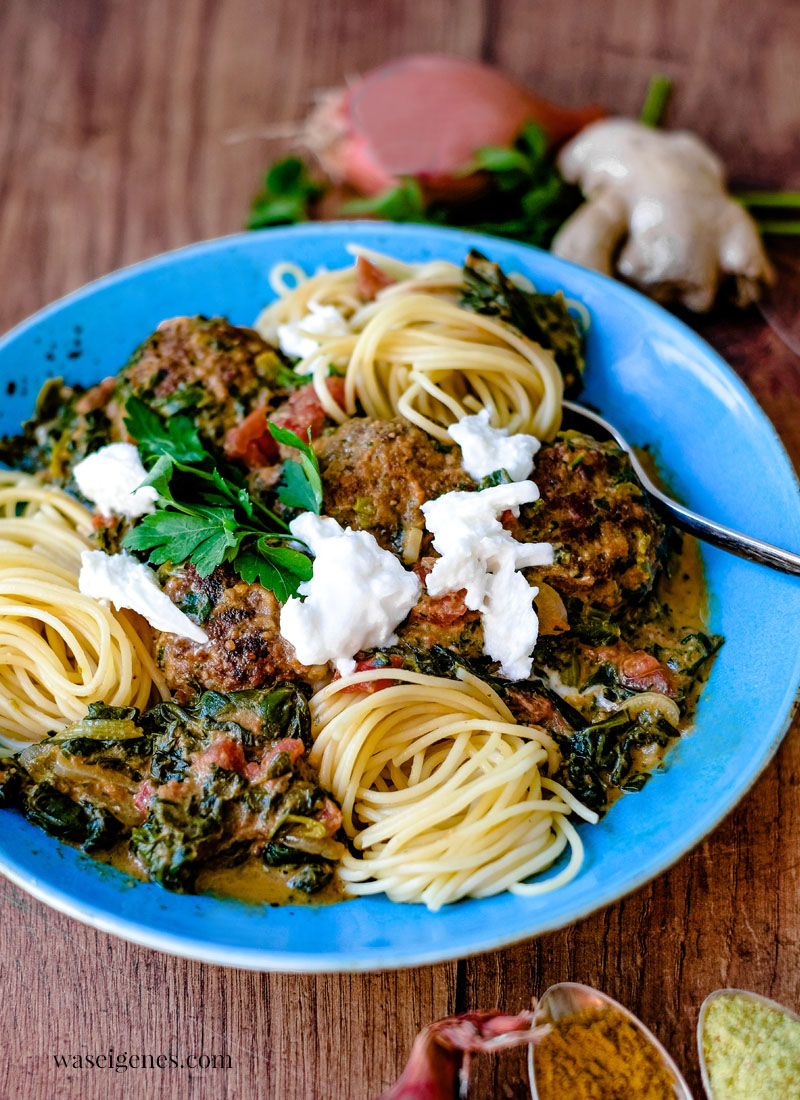 Rezept: Fleischbällchen in Kokos-Curry-Soße mit Blattspinat und Spaghetti | waseigenes.com | Was koche ich heute? 