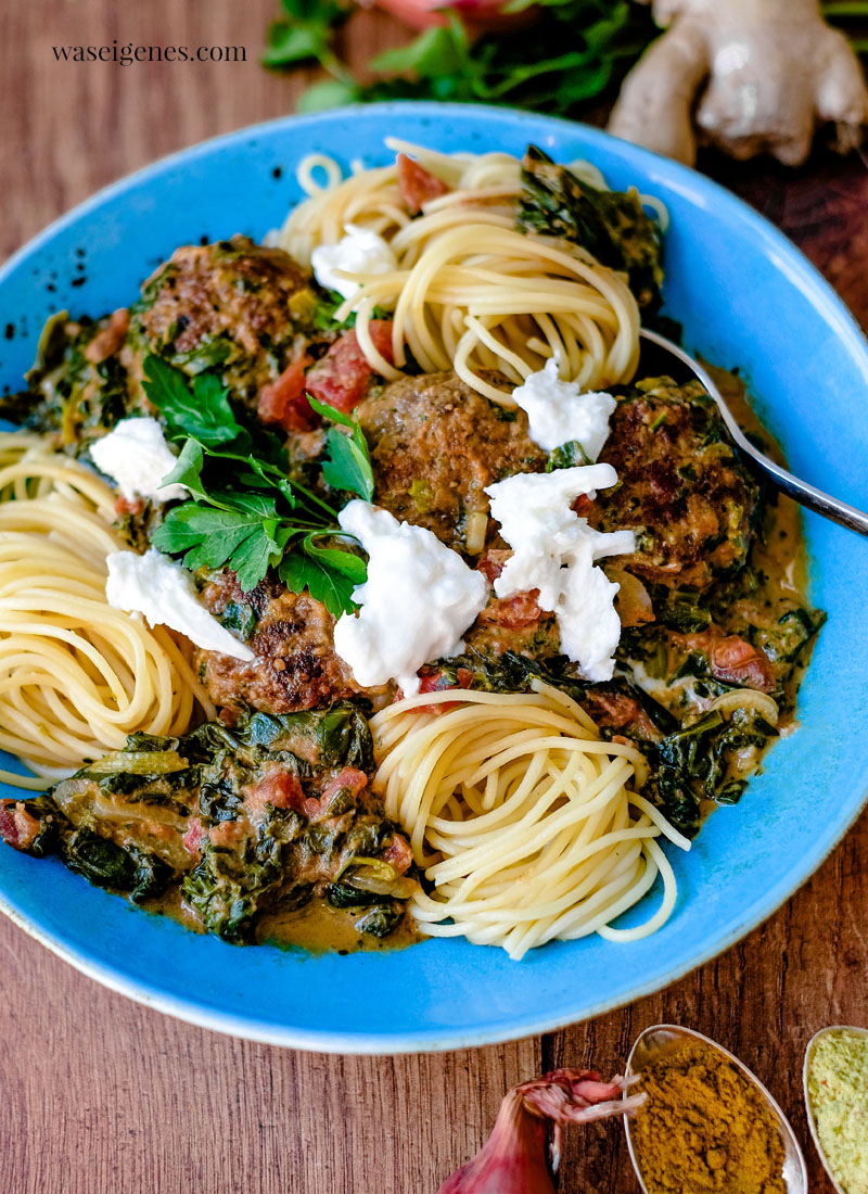 Rezept: Fleischbällchen in Kokos-Curry-Soße mit Blattspinat und Spaghetti | waseigenes.com | Was koche ich heute? 