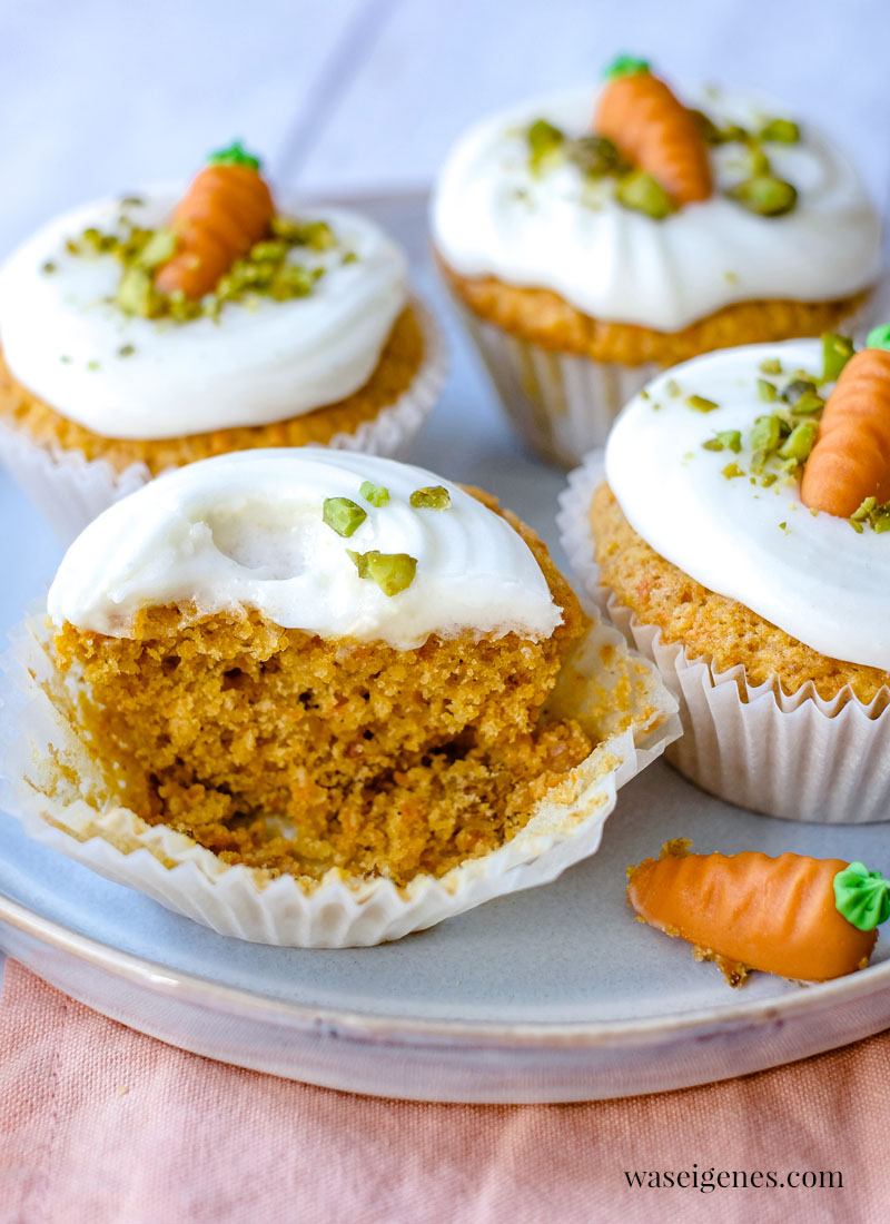 Rezept: Möhrenmuffins mit Cream Cheese Frosting und Pistazien | waseigenes.com