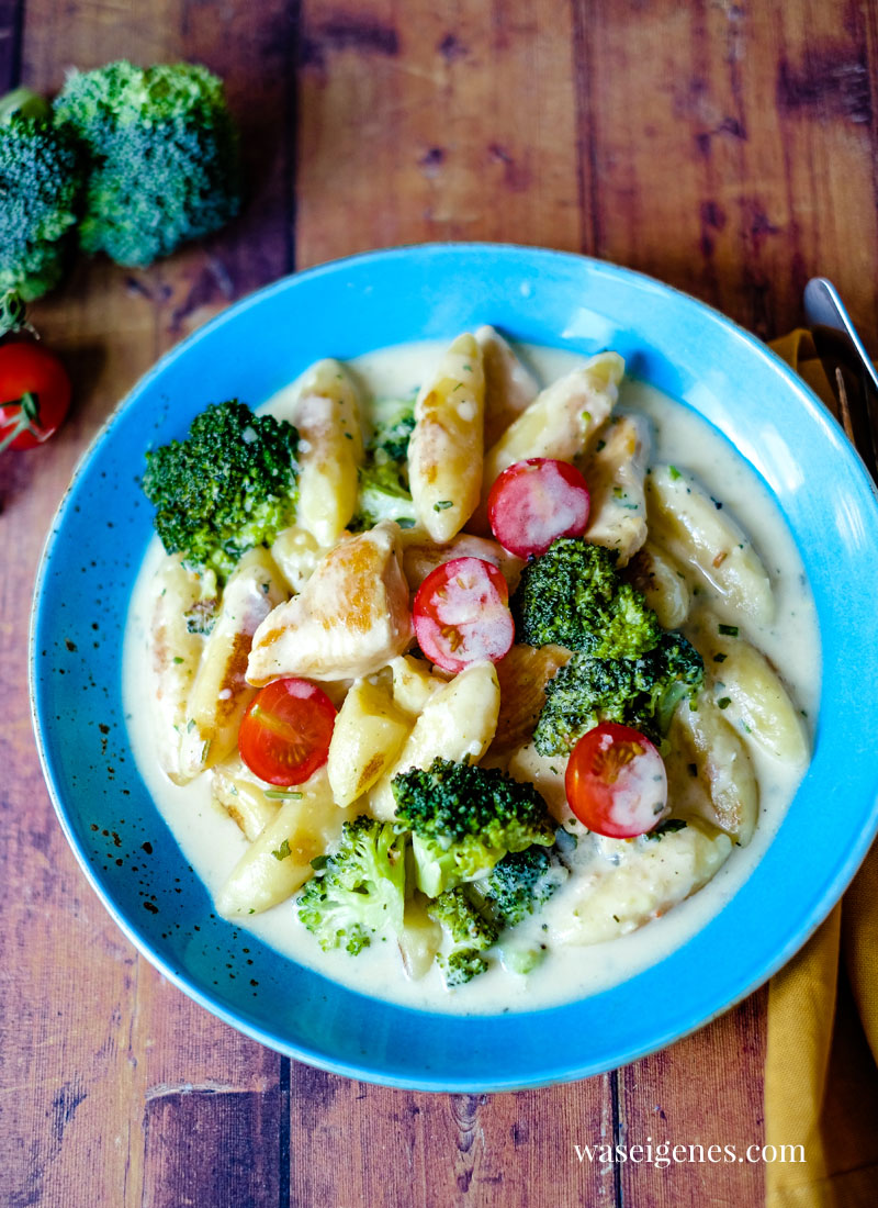 Schnell auf dem Tisch - Rezept Schupfnudelpfanne mit Hänchenbrust, Brokkoli und einer Handvoll Tomaten | waseigenes.com