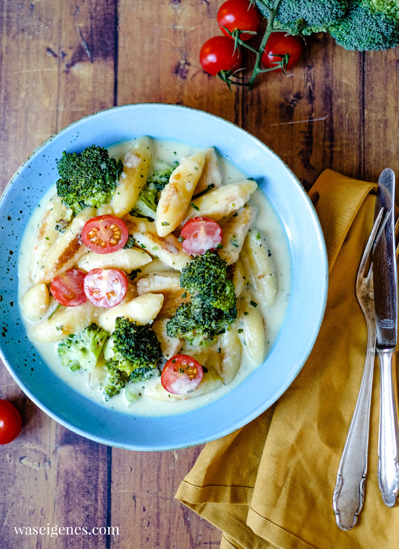 Schnell und einfach: Rezept für eine cremige Schupfnudelpfanne mit Hänchenbrust, Brokkoli und Kirschtomaten | waseigenes.com | Was koche ich heute? Rezepte für die Familie