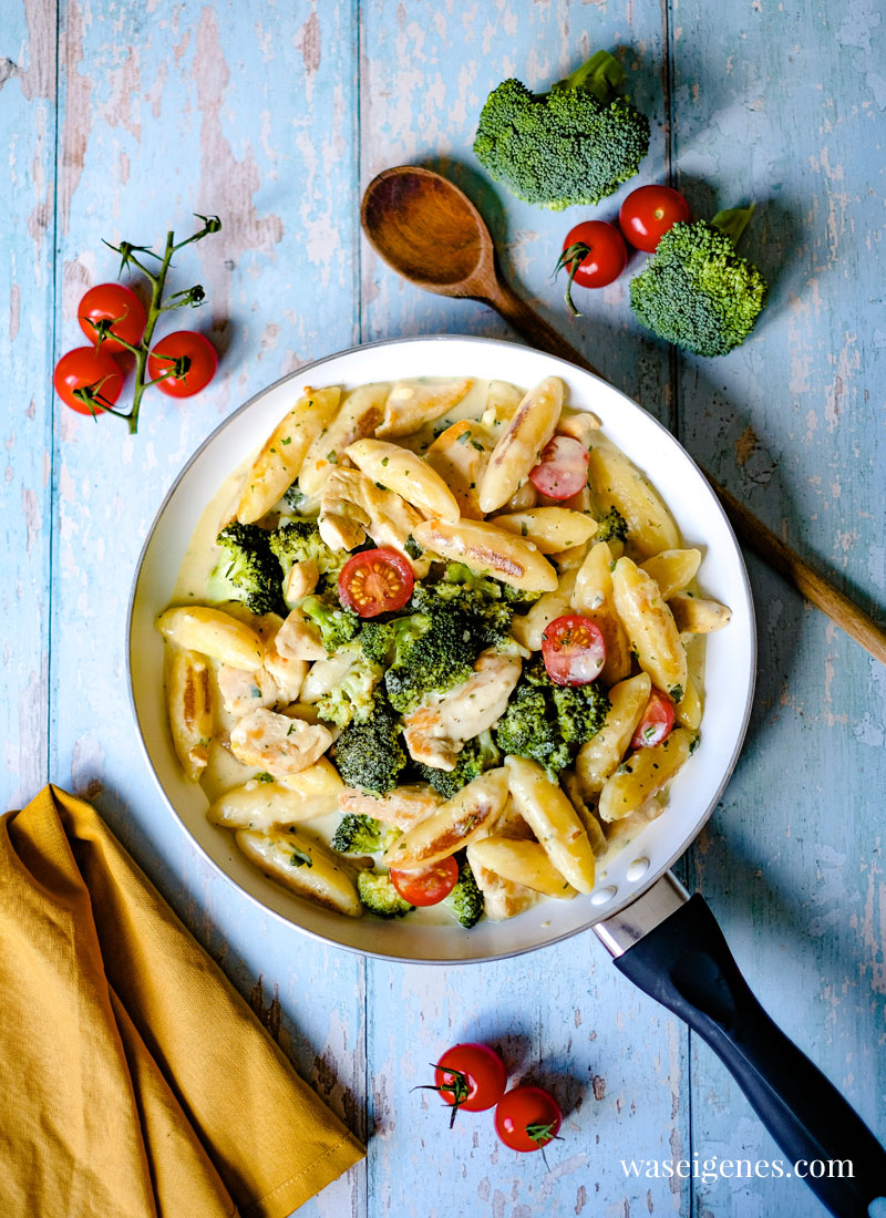 Rezept Schupfnudelpfanne mit Hänchenbrust, Brokkoli und einer Handvoll Tomaten | waseigenes.com