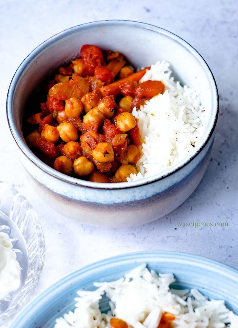 Rezept: Kichererbsen-Curry mit Möhren, Kokosmilch und gehackten Tomaten. Dazu schmeckt: Reis und Naturjoghurt | Was koche ich heute? Rezepte für die Familie | Fix auf dem Tisch | waseigenes.com