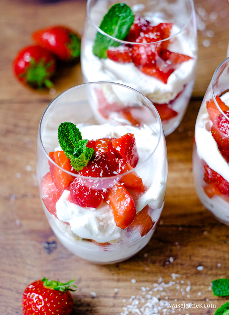 Rezept: Erdbeer-Kokos-Dessert mit Mascarpone-Creme, Kokos-Mandel-Bällchen {Raffaello}, frischen Erdbeeren und Minze | waseigenes.com